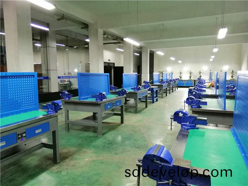 現代(dai)鉗(qian)工(gong)實(shi)訓(xun)室