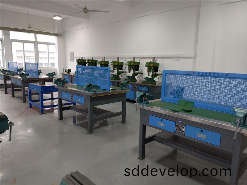 現代鉗工(gong)實訓(xun)室